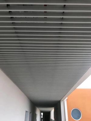 商場(chǎng)走道仿木紋鋁方通與鋁方管冷彎型鋼的應(yīng)用與優(yōu)勢(shì)